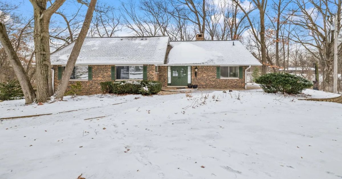 McColly Real Estate Featured Listing: 203 Oakridge Court, Valparaiso, IN 46385