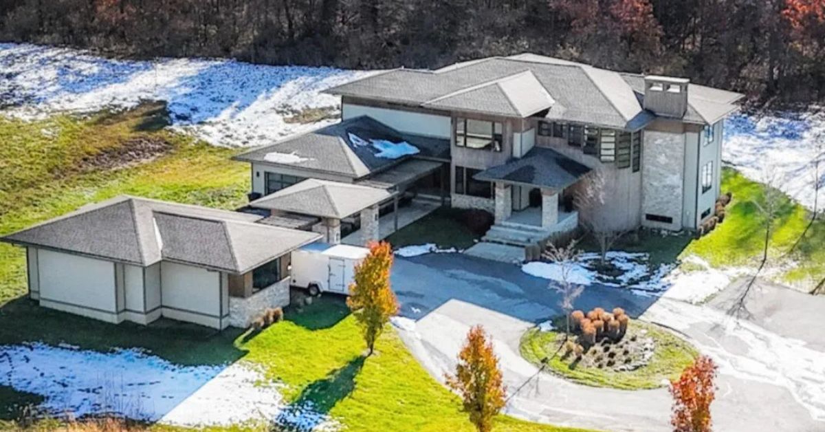 McColly Featured Listing: 885 N 100 W, Valparaiso, IN 46385