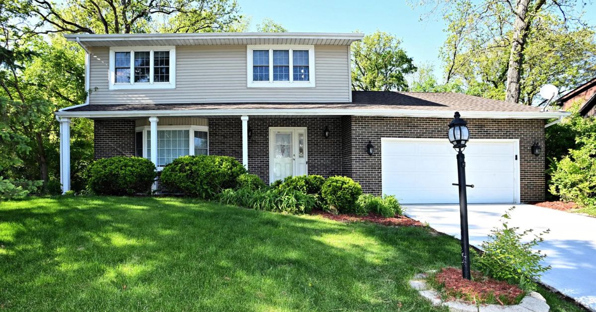 McColly Real Estate Featured Listing: 423 Shorewood Court, Valparaiso, IN 46385