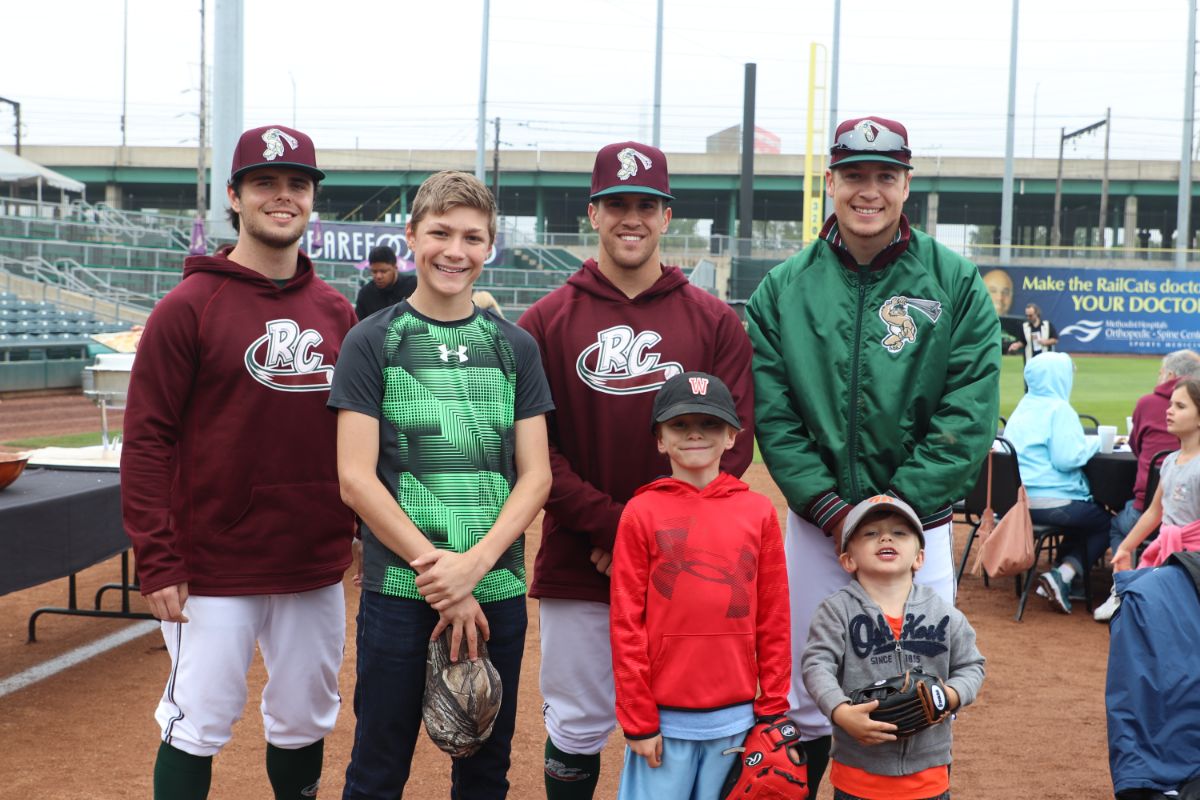 4CELEBRATE-DAD-WITH-A-SPECIAL-ON-THE-FIELD-FATHER’S-DAY-BRUNCH-2019