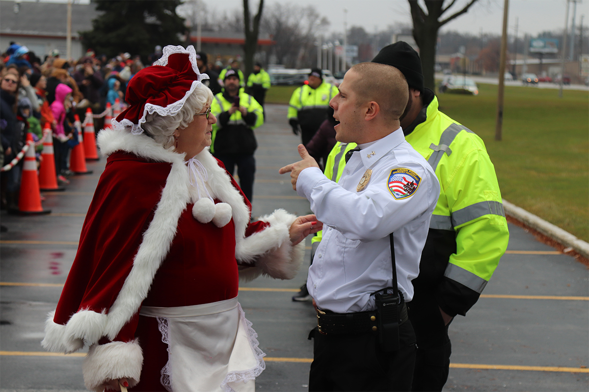 Crown-Point-Santa-Parade-Winter-Market-2018-05