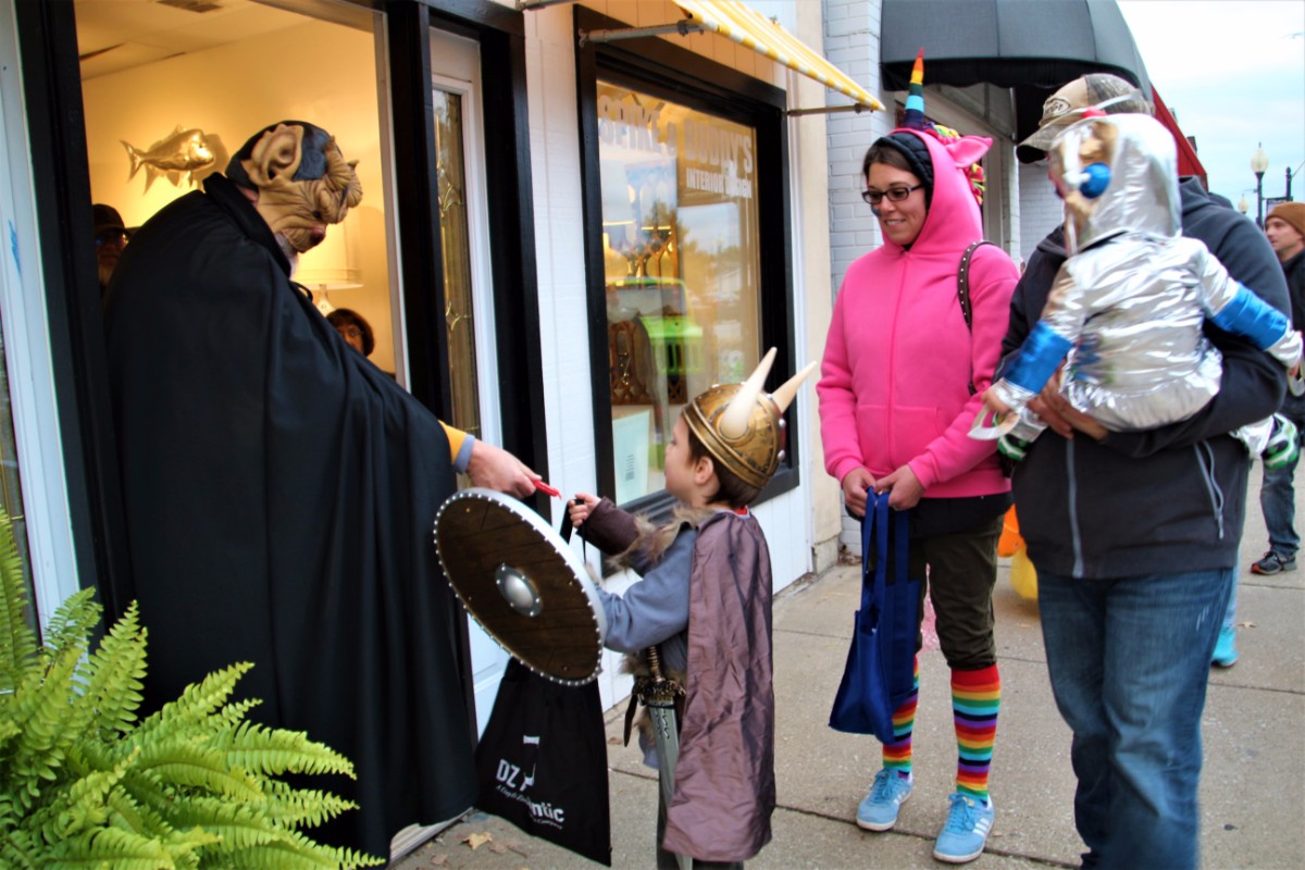 Duneland-Chamber-Trick-or-Treat-Downtown-2017-6
