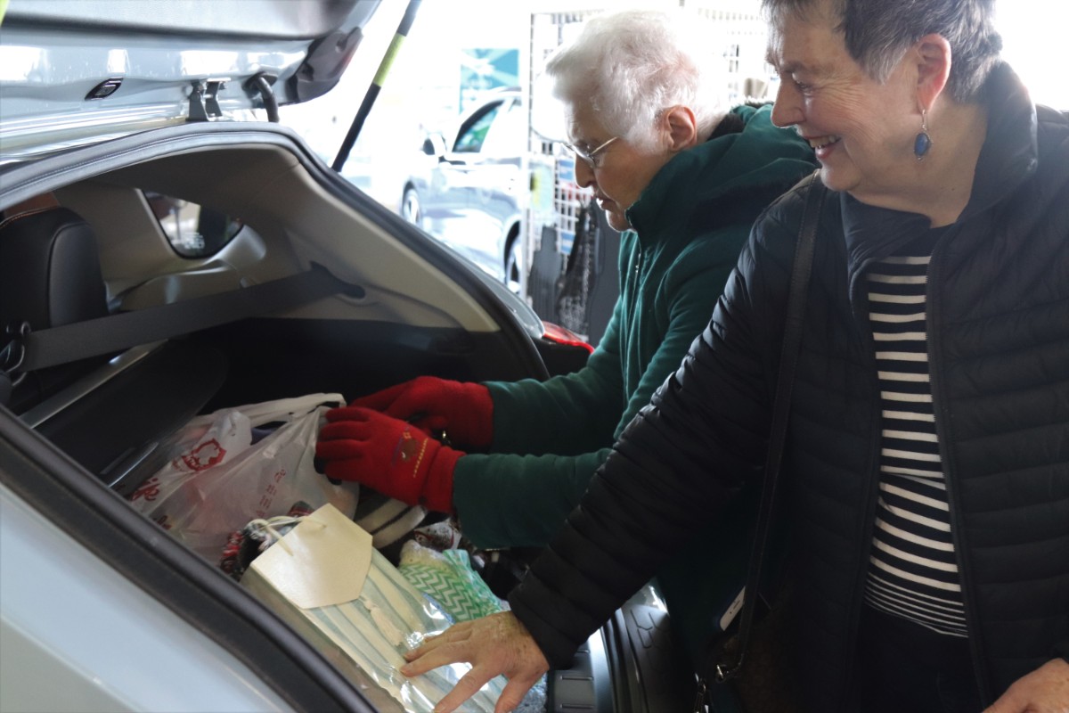 Meals-on-Wheels-Subaru-Merrillville-Fill-Trunk-Seniors-2018-3