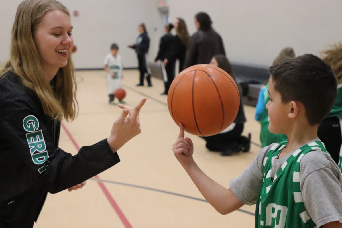 Memorial-Elementary-First-Graders-Meet-Faces-Behind-Pen-Pal-Letters-2018_04