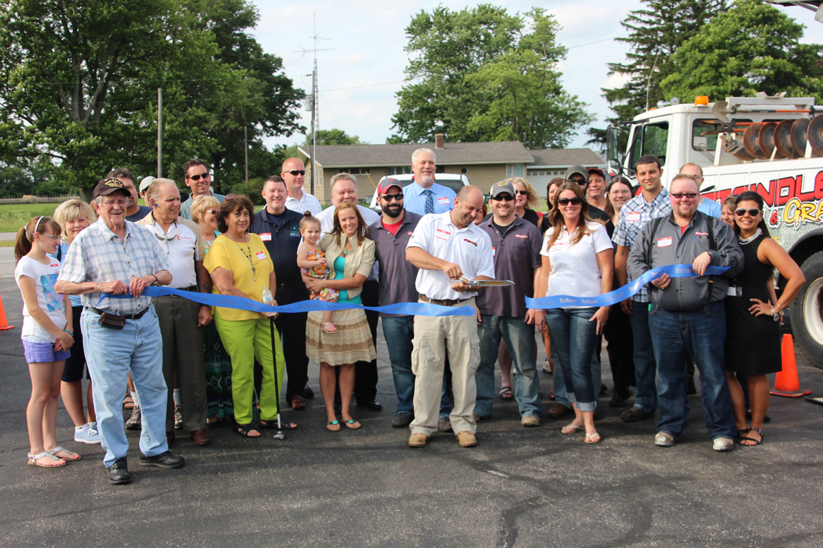 steindler-signs-ribbon-cutting-2014-1